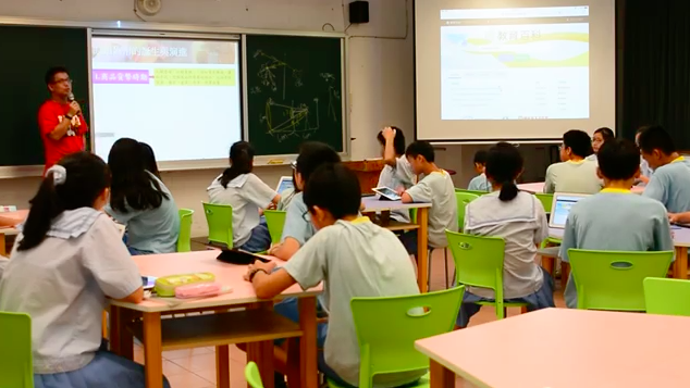 崇林國中的張萬億老師使用簡報位同學們講解貨幣的演進及意義。